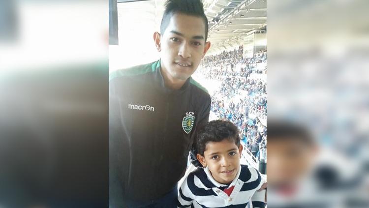 Momen Martunis dan Ronaldo JR saat menyaksikan pertandingan di Stadion Santiago Bernabeu.