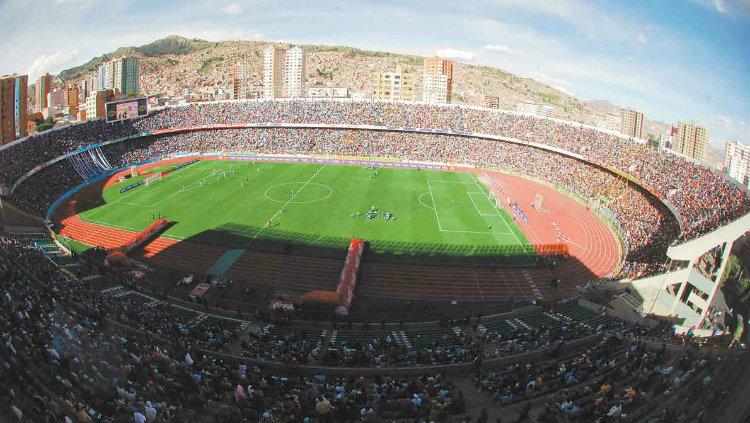 Stadion Hernando Siles, markas Bolivia yang berada di Kota La Paz dan menjadi 'lapas' bagi Timnas Argentina. - INDOSPORT