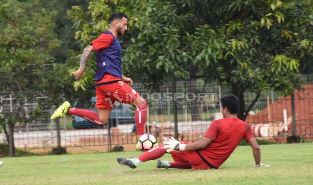 Pemain asal Afghanistan, Faysal Shayesteh mencoba melewati kiper pada latihan Persija Jakarta.
