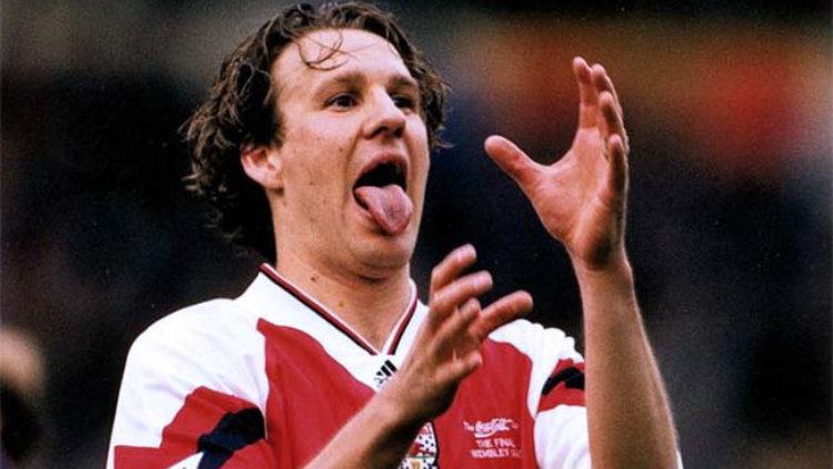 Paul Merson selebrasi minum.
