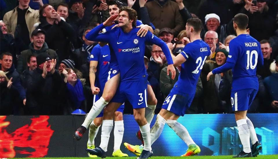 Selebrasi Marcos Alonso usai mencetak gol ke gawang Brighton. Copyright: Getty Images