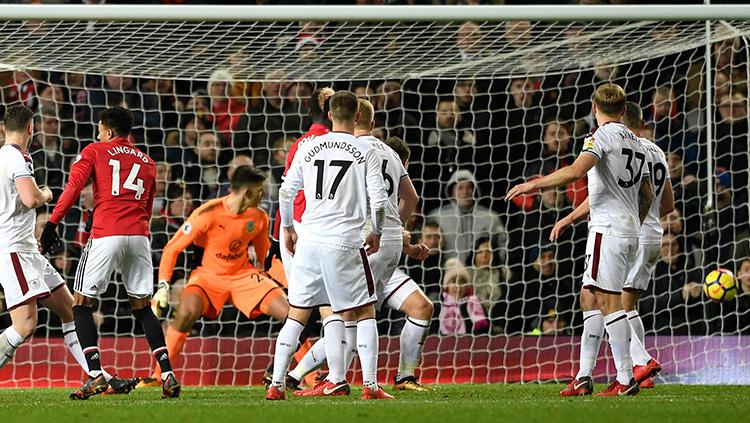 Gol kedua Jesse Lingard ke gawang Burnley. Copyright: INDOSPORT