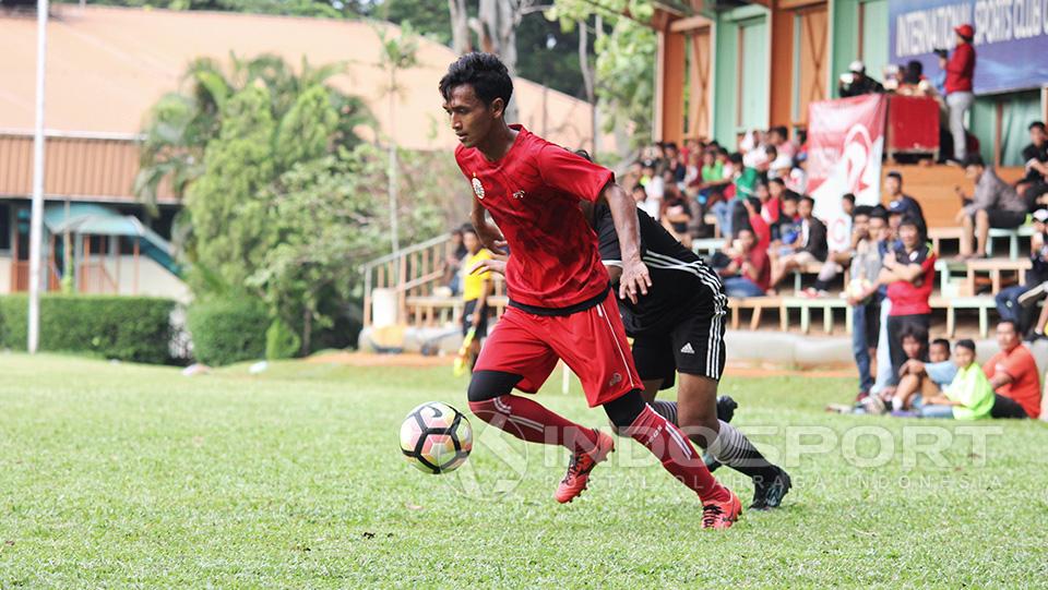 Aksi pemain Persija Jakarta, Dany Saputra melewati hadangan pemain Mutiara Cempaka.