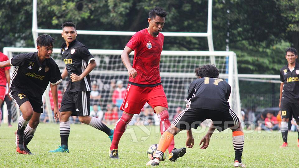 Bek Persija Jakarta, Maman Abdurrahman (tengah) dikawal ketat pemain Mutiara Cempaka.