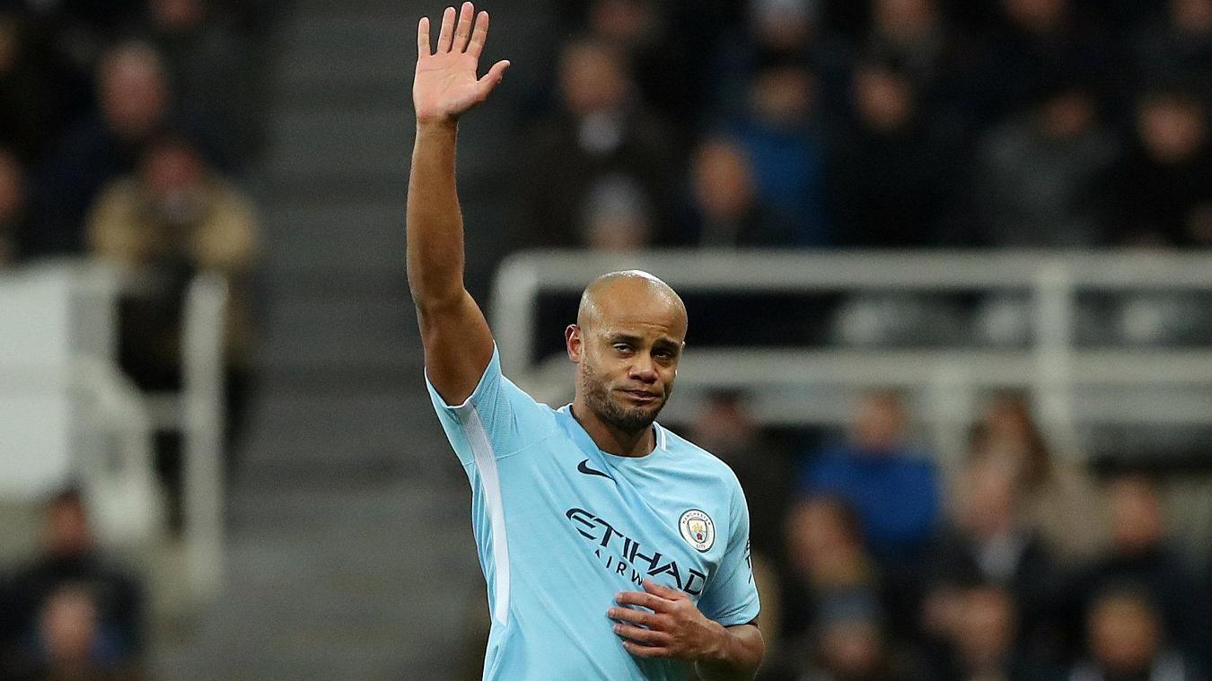 Kapten tim Man City, Vincent Kompany melambaikan tangan kepada fans saat digantikan karena alami cedera.