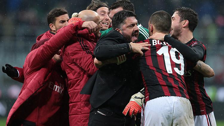Selebrasi para pemain AC Milan usai laga melawan Inter Milan. Copyright: INDOSPORT