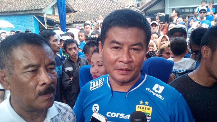 Erwan Setiawan bersama Umuh Muchtar, ayahnya sekaligus manajer Persib Bandung. Copyright: internet