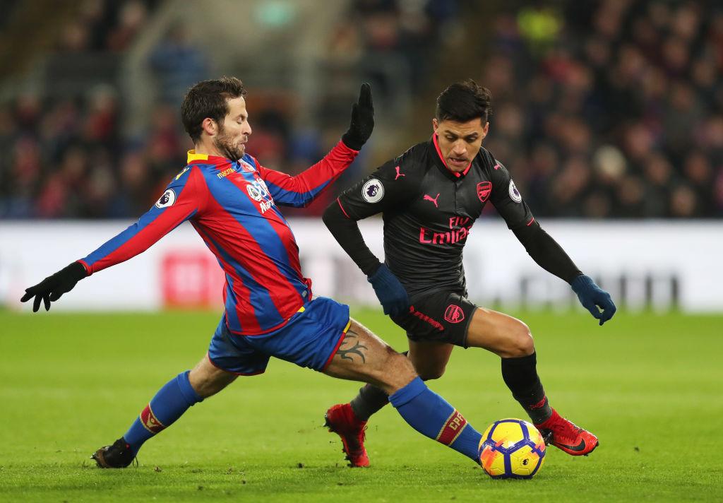 Alexis Sanchez dikawal pemain bertahan Palace. Copyright: Getty Images