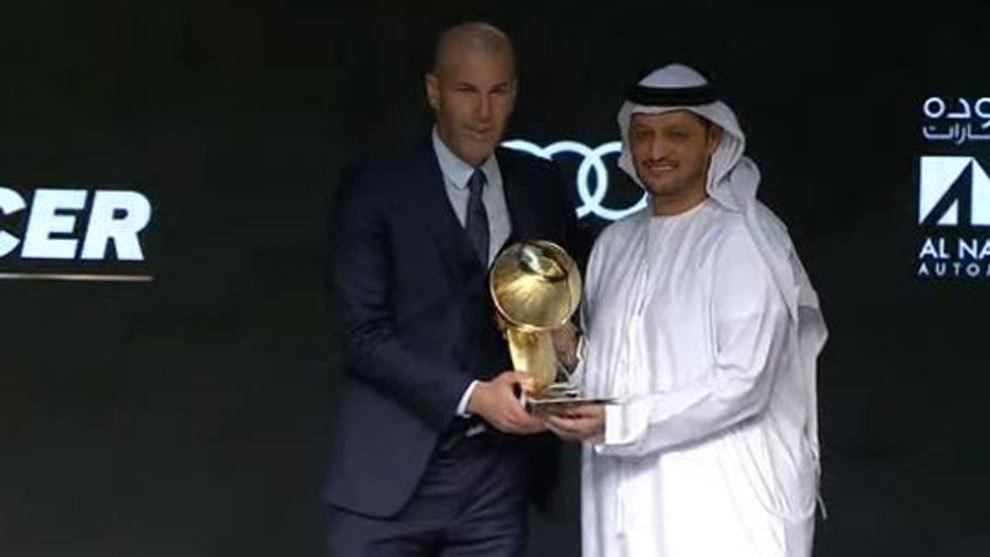 Zinedine Zidane saat menerima Globe Soccer Awards di Dubai Copyright: Zinedine Zidane