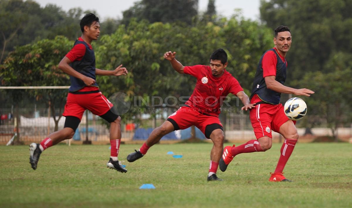 Vava Mario Yagalo (kiri), tengah berebut bola dengan Bambang Pamungkas (tengah), dan Jaime (kanan)