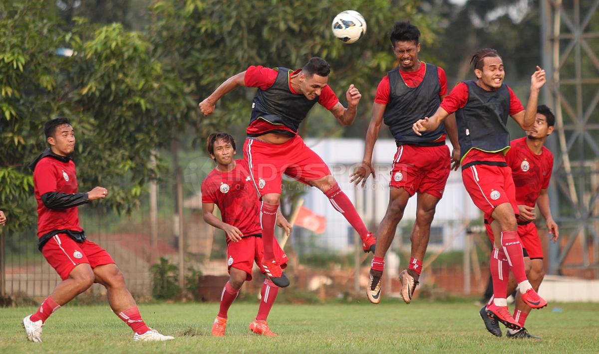 Duel udara para pemain Persija di sesi latihan.