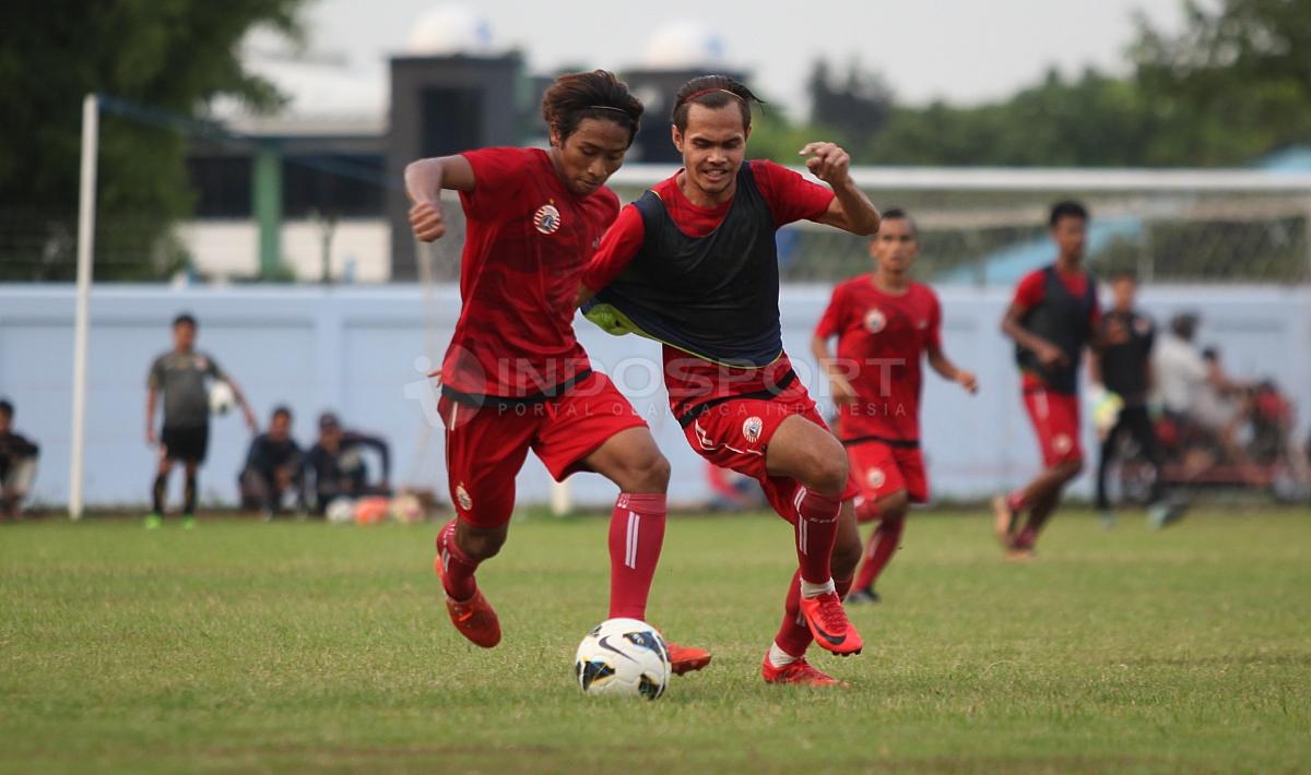 Rezaldi Hehanussa tengah berebut bola