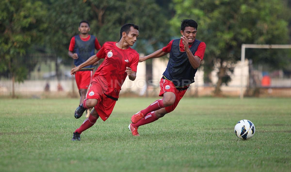 Sandi Darman Sute (kanan) mencoba memotong pergerakan Rico Simanjuntak