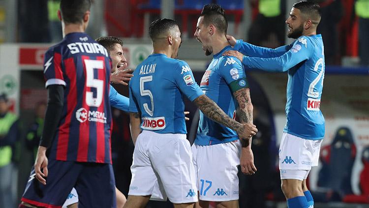 Selebrasi para pemain Napoli usai jebol gawang Crotone. Copyright: INDOSPORT