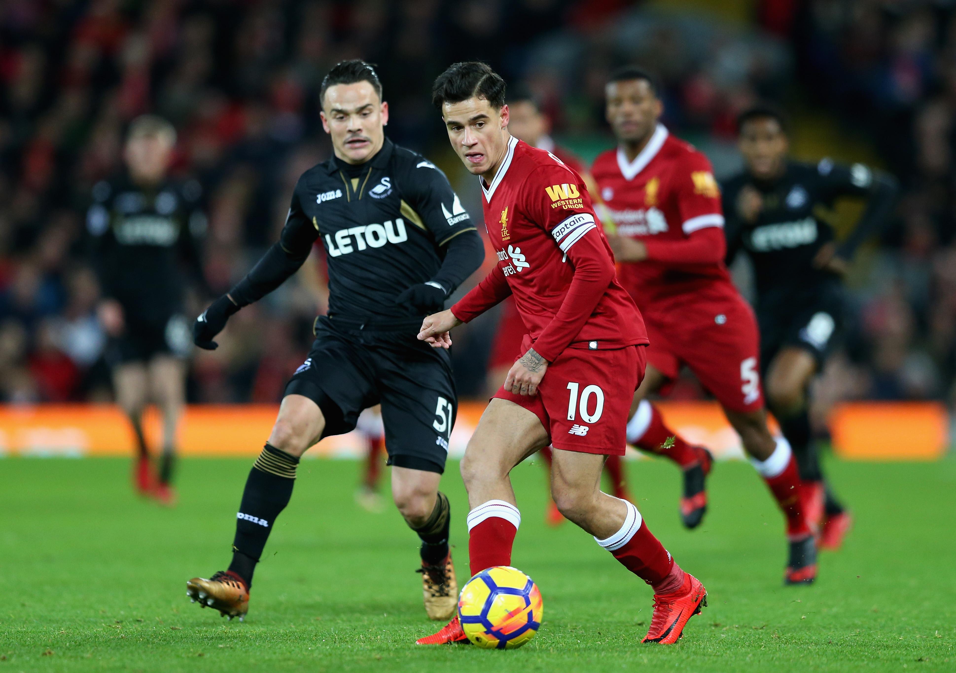 Philippe Coutinho melindungi bola dari pemain Swansea. Copyright: INDOSPORT