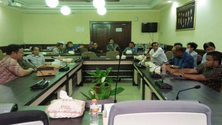 Rapat dengar pendapat antara DPRD Kota Surabaya, Persebaya, dan Dispora Copyright: Official Persebaya.
