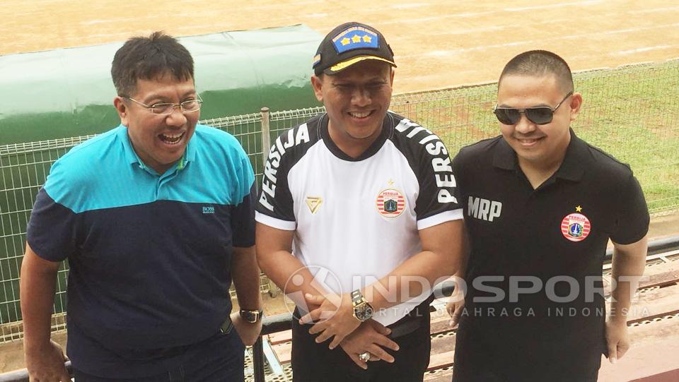 Dirut Persija, Gede Widiade (kiri), Wabup Karawang, Ahmad Zamakhsyari (tengah), dan COO Persija, Rafil Perdana (kanan).