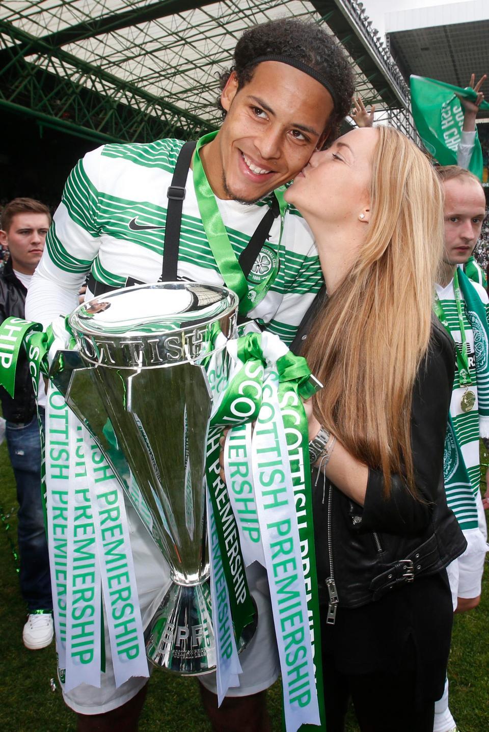Rike Nooitgedag dan Virgil Van Dijk saat angkat piala bersaMA Celtics Copyright: Mirror
