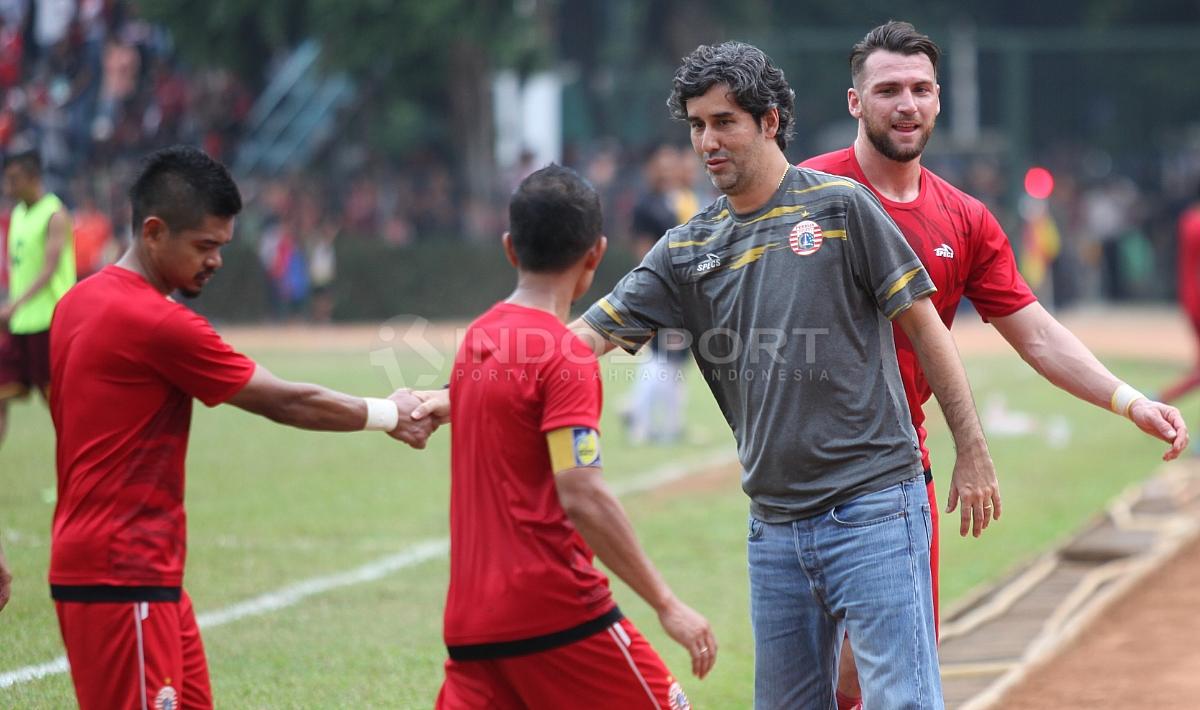 Pelatih Persija Jakarta (kedua dari kanan) menyalami para pemainnya usai pertandingan.