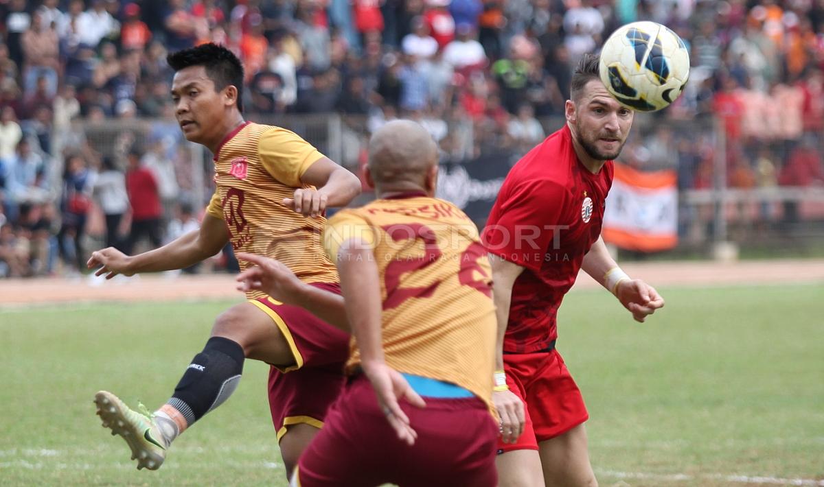 Pemain asing Persija Jakarta asal Kroasia, Marko Simic (kanan) menjalani debutnya bersama Macan Kemayoran di laga uji coba ini.