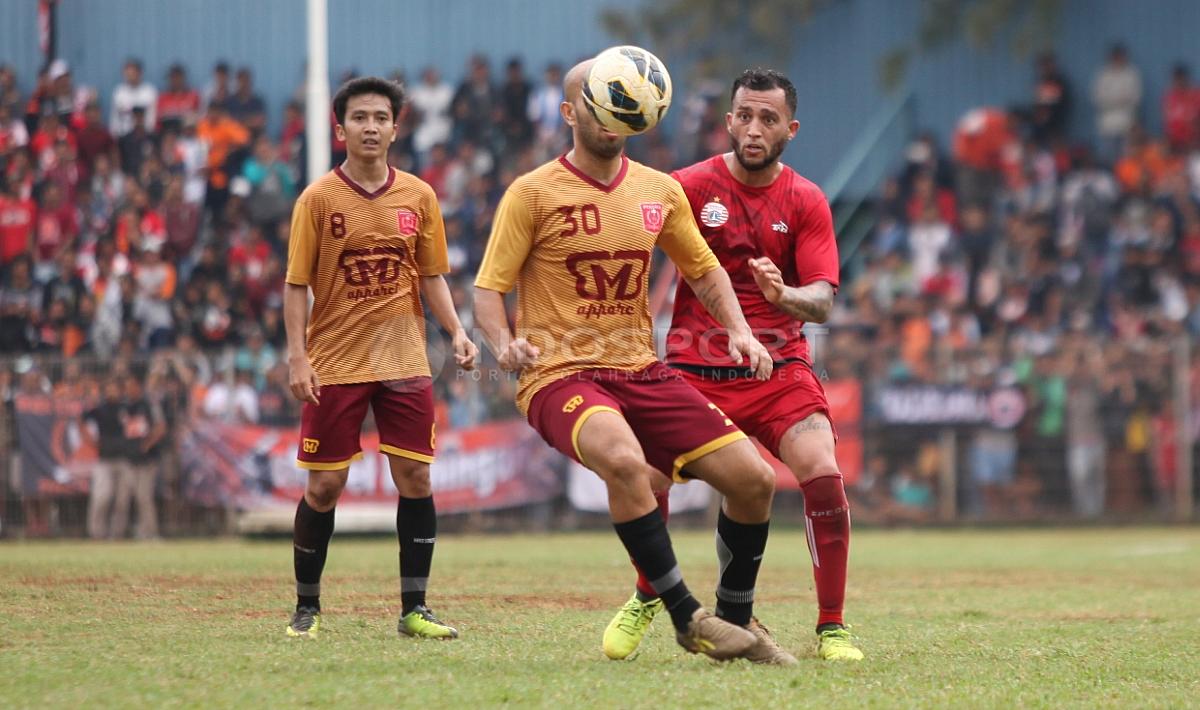 Pemain asing Persija Jakarta asal Afghanistan, Faysal Shayesteh (kanan) menggangu pergerakan pemain Persika.
