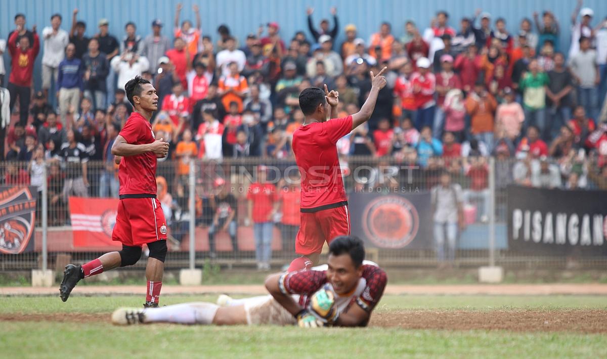 Selebrasi Ramdani Lestaluhu (tengah) usai mencetak gol kedua Persija Jakarta lewat tendangan penalti.
