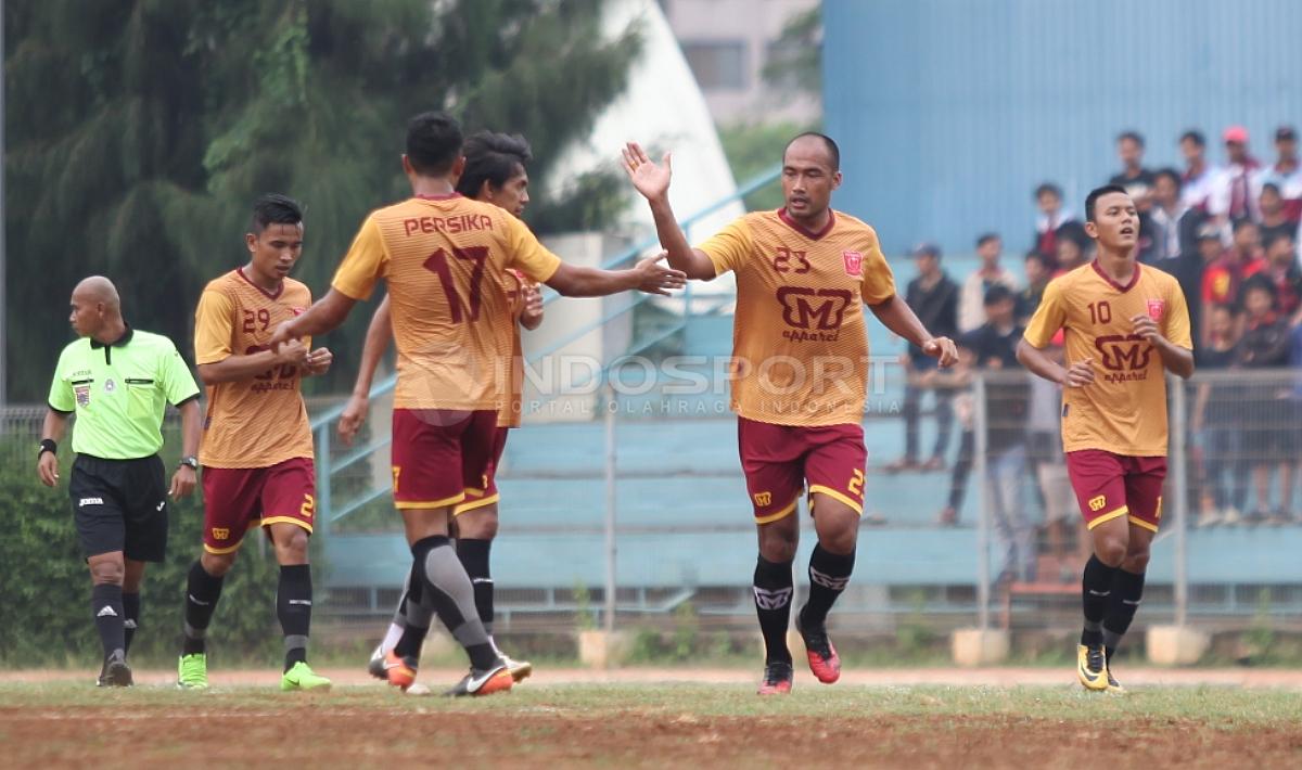 Selebrasi para pemain Persika Karawang atas gol mereka ke gawang Persija Jakarta.