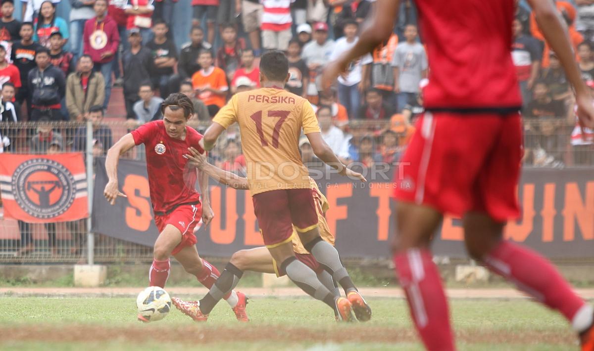 Aksi Rezaldi Hehanusa (kiri) mencoba melewati hadangan pemain Persika. Copyright: Herry Ibrahim/Soicaumienbac.cc