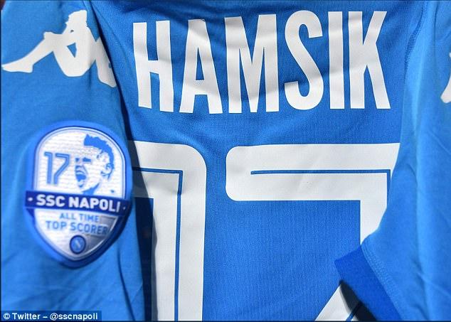 Badge apresiasi Napoli untuk Hamsik. Copyright: Daily Mail.