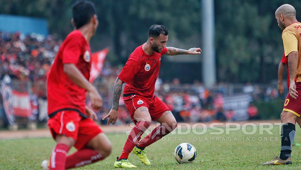 Faysal Shayesteh mencoba melewati bek persika. Copyright: Wildan Hamdani/Indosport.com