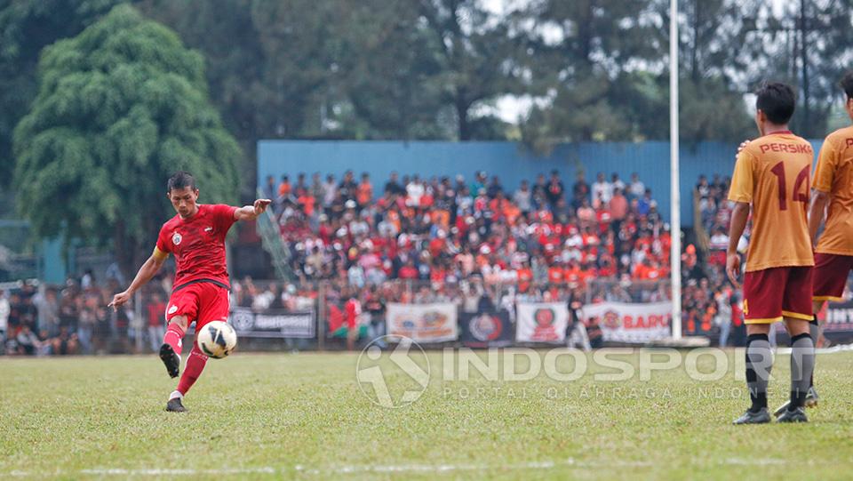 Ismed Sofyan mengambil tendangan bebas Copyright: Wildan Hamdani/Indosport.com