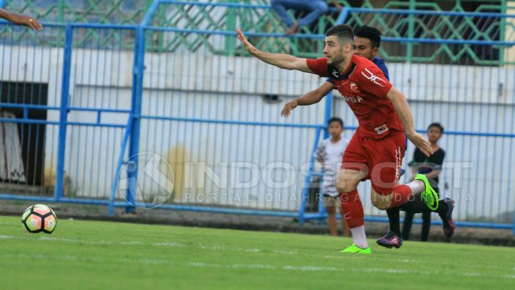 Nuriddin Davronov, saat laga uji coba bersama Madura United Copyright: Ian Setiawan/INDOSPORT