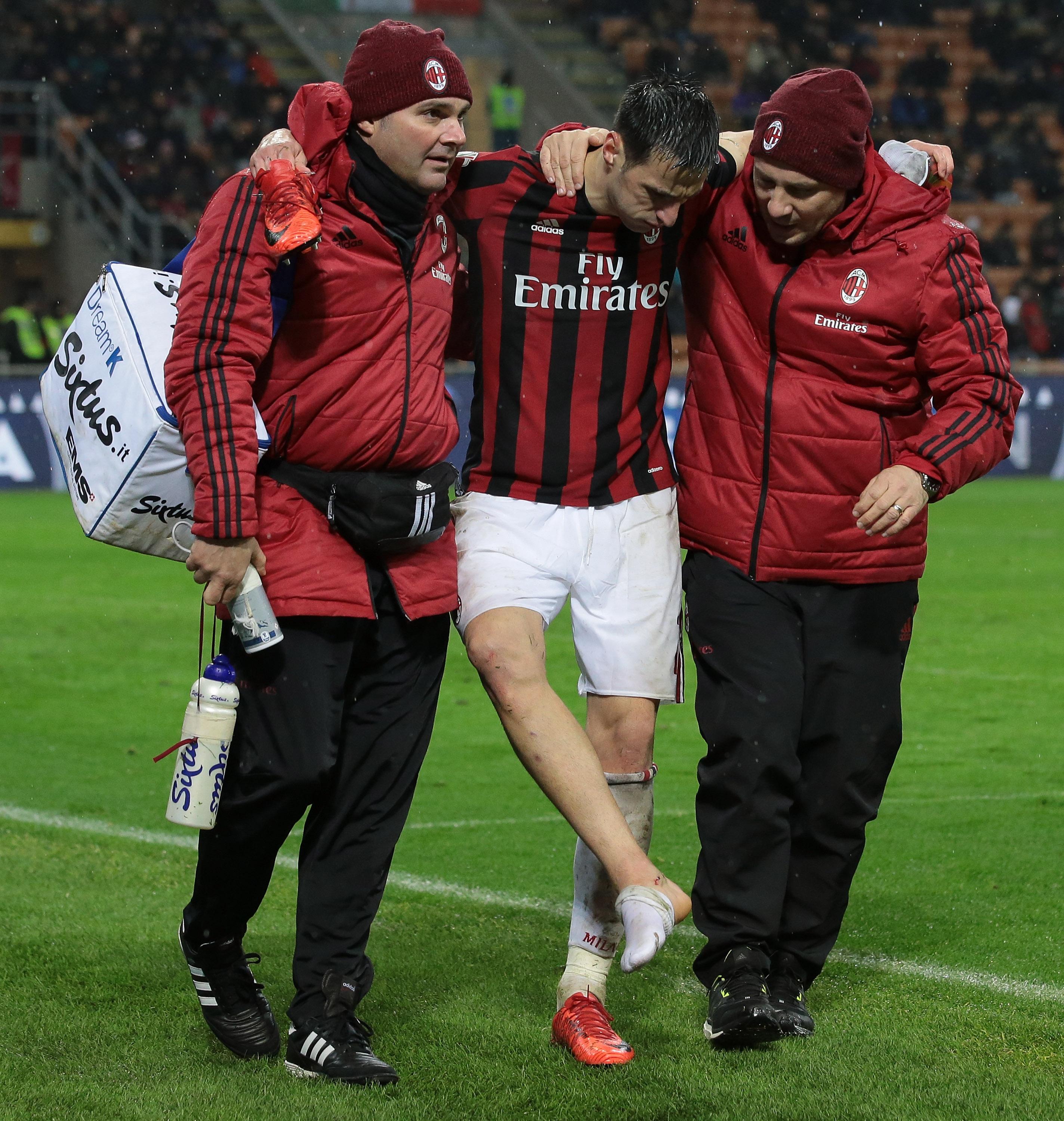 Nikola Kalinic saat mengalami cedera melawan Inter Milan. Copyright: INDOSPORT