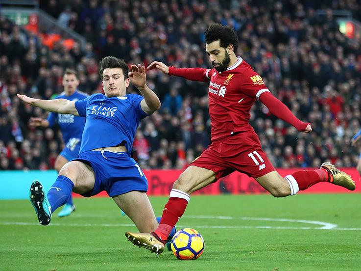 Mohamed Salah saat menendang bola, namun diblok bek Leicester. Copyright: INDOSPORT