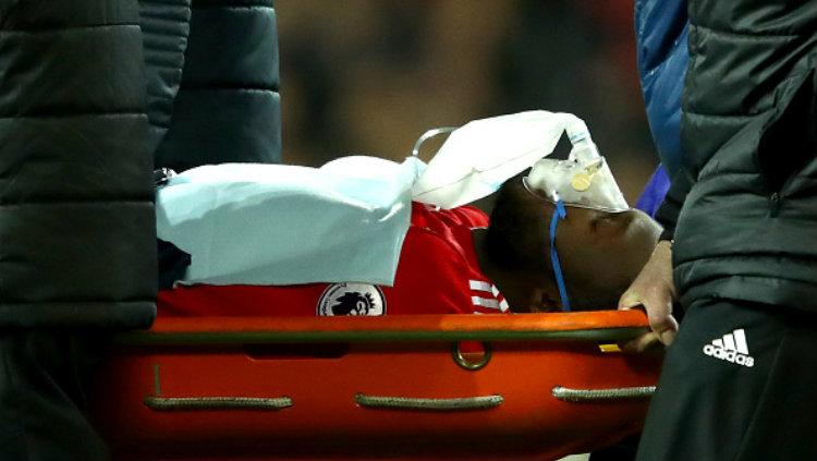 Romelu Lukaku saat ditandu keluar dan mengenakan masker oksigen usai terbentuk di kepala bagian belakang.