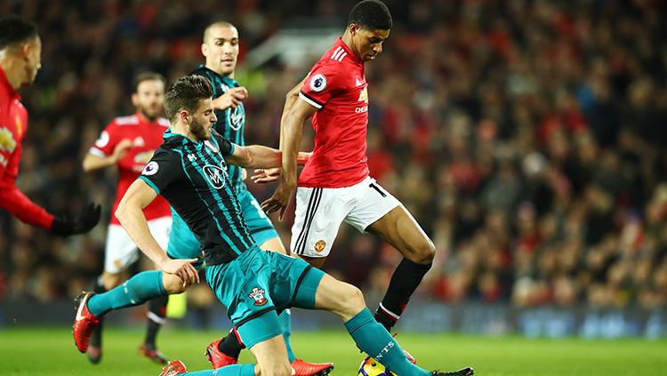 Marcus Rashford saat berebut bola dengan pemain Southampton. Copyright: INDOSPORT