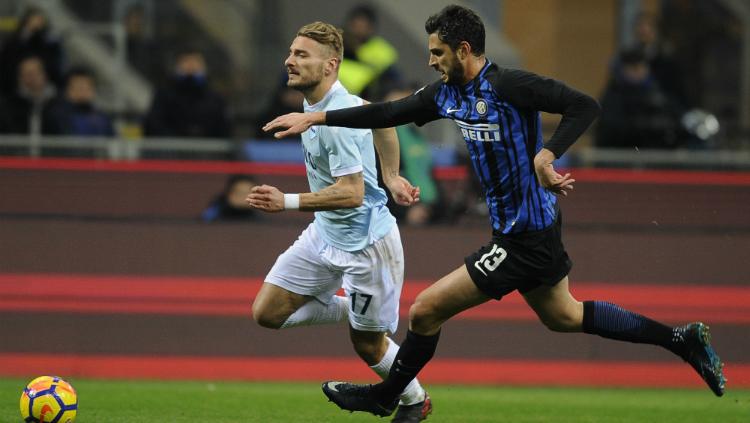 Ciro Immobile berusaha lepas dari penjagaan Ranocchia