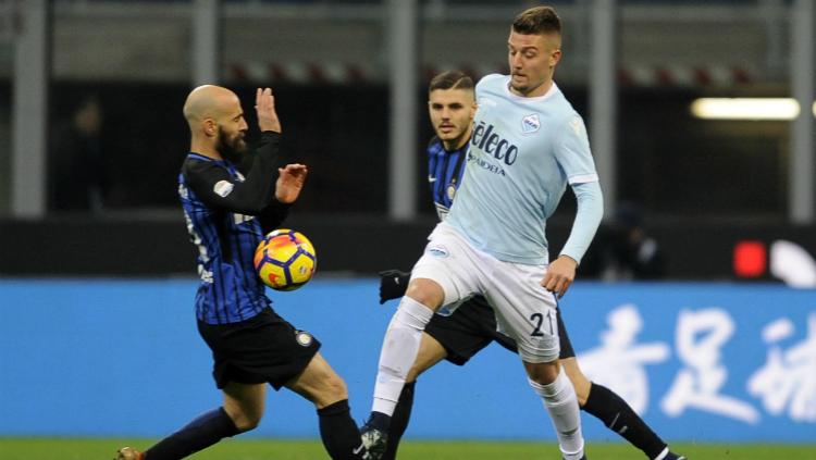 Gelandang Lazio, Milinkovic-Savic berusaha lepas dari penjagaan para pemain Inter Copyright: INDOSPORT