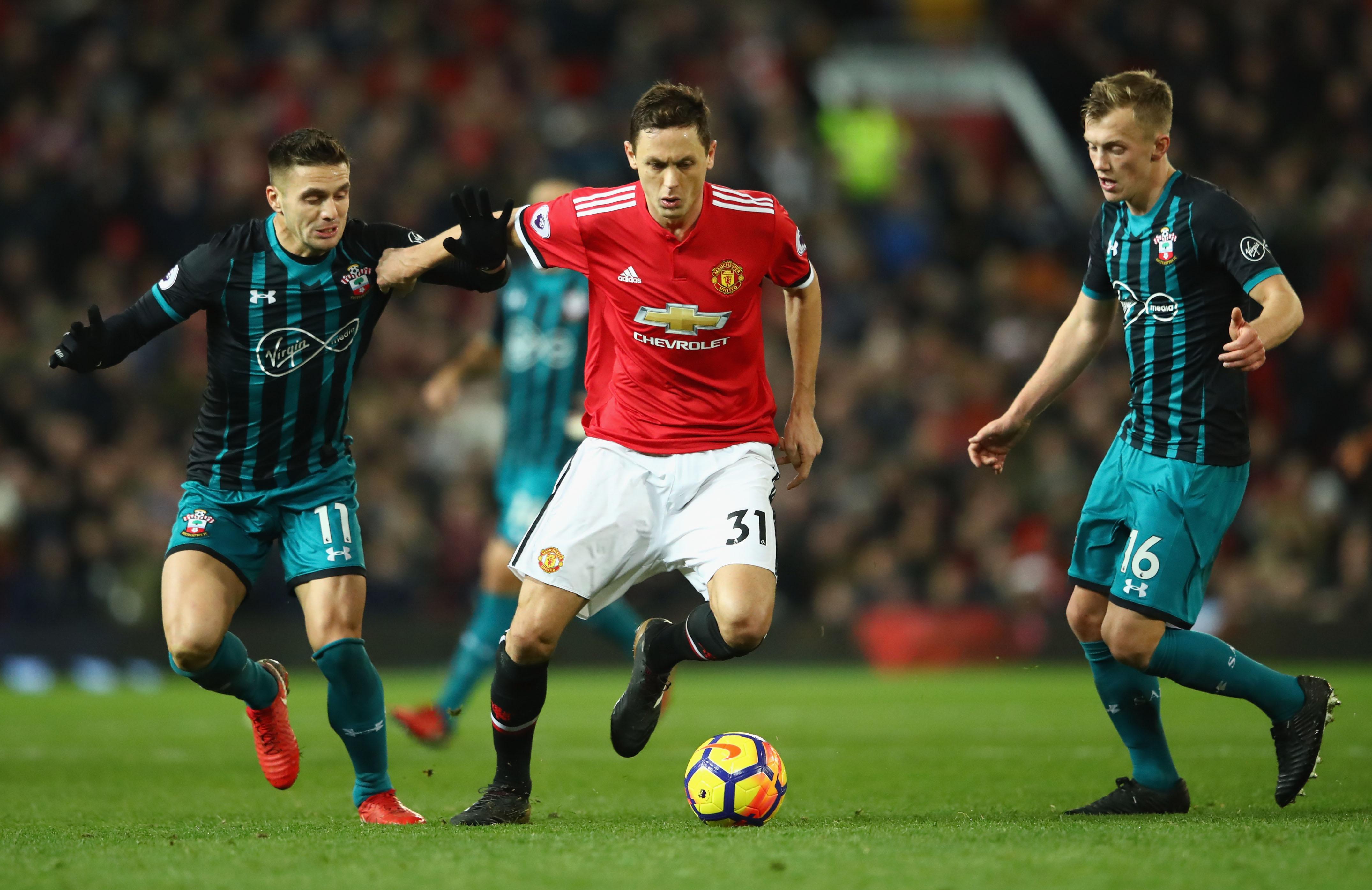 Nemanja Matic berusaha melindungi bola dari pemain Southampton. Copyright: INDOSPORT