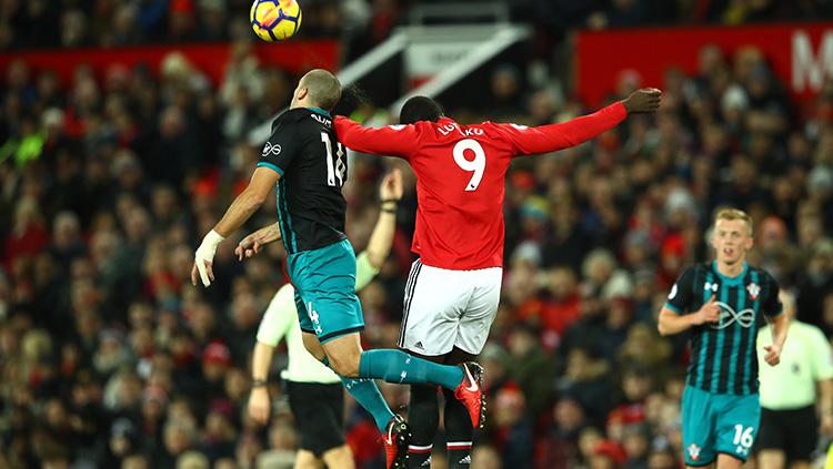 Romelu Lukaku saat mengalami benturan kepala dengan pemain Southampton. Copyright: INDOSPORT