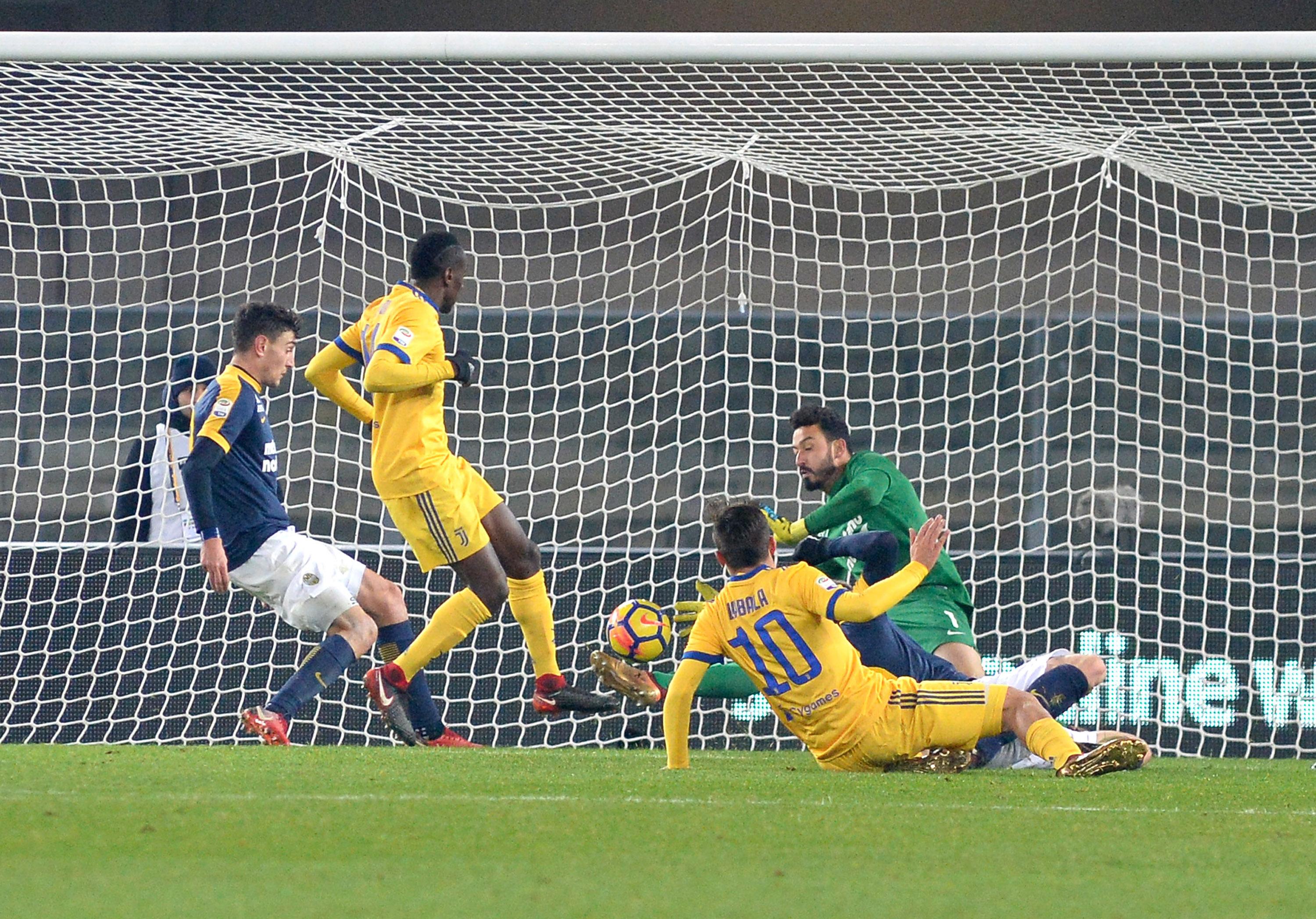 Gol Paulo Dybala ke gawang Hellas Verona. Copyright: INDOSPORT