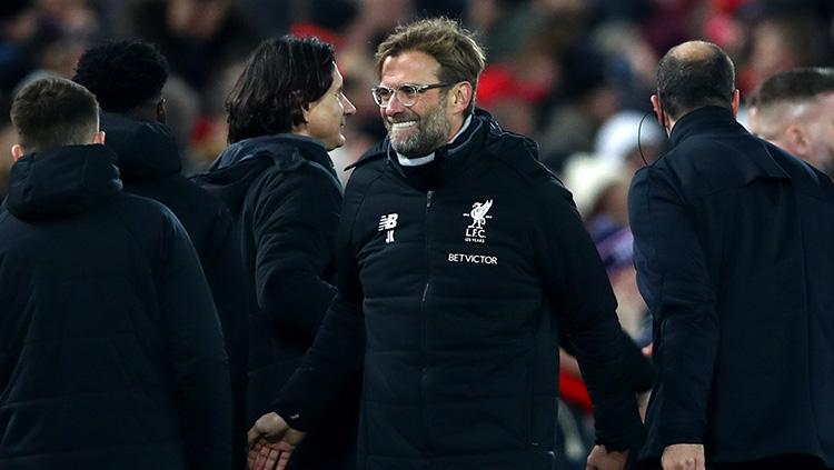 Jurgen Klopp menunjukan wajah cerah menang atas Leicester City dengan skor 2-1. Copyright: INDOSPORT