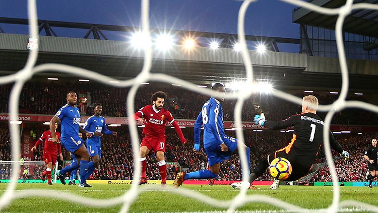 Momen gol Liverpool ke gawang Leicester City yang diciptakan oleh Mohamed Salah. Copyright: INDOSPORT