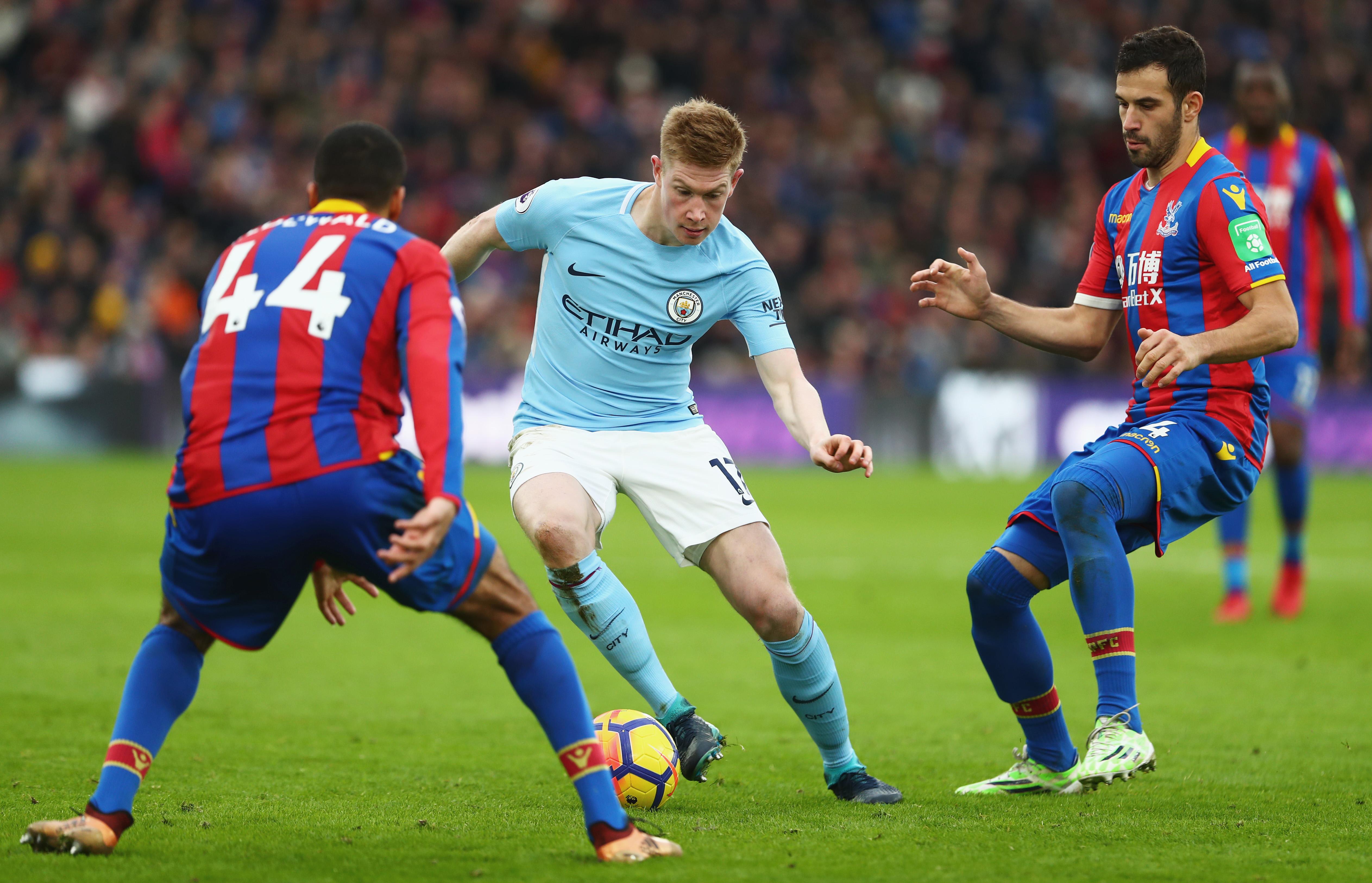 Kevin De Bruyne saat melindungi bola dari rebutan pemain Crystal Palace. Copyright: INDOSPORT