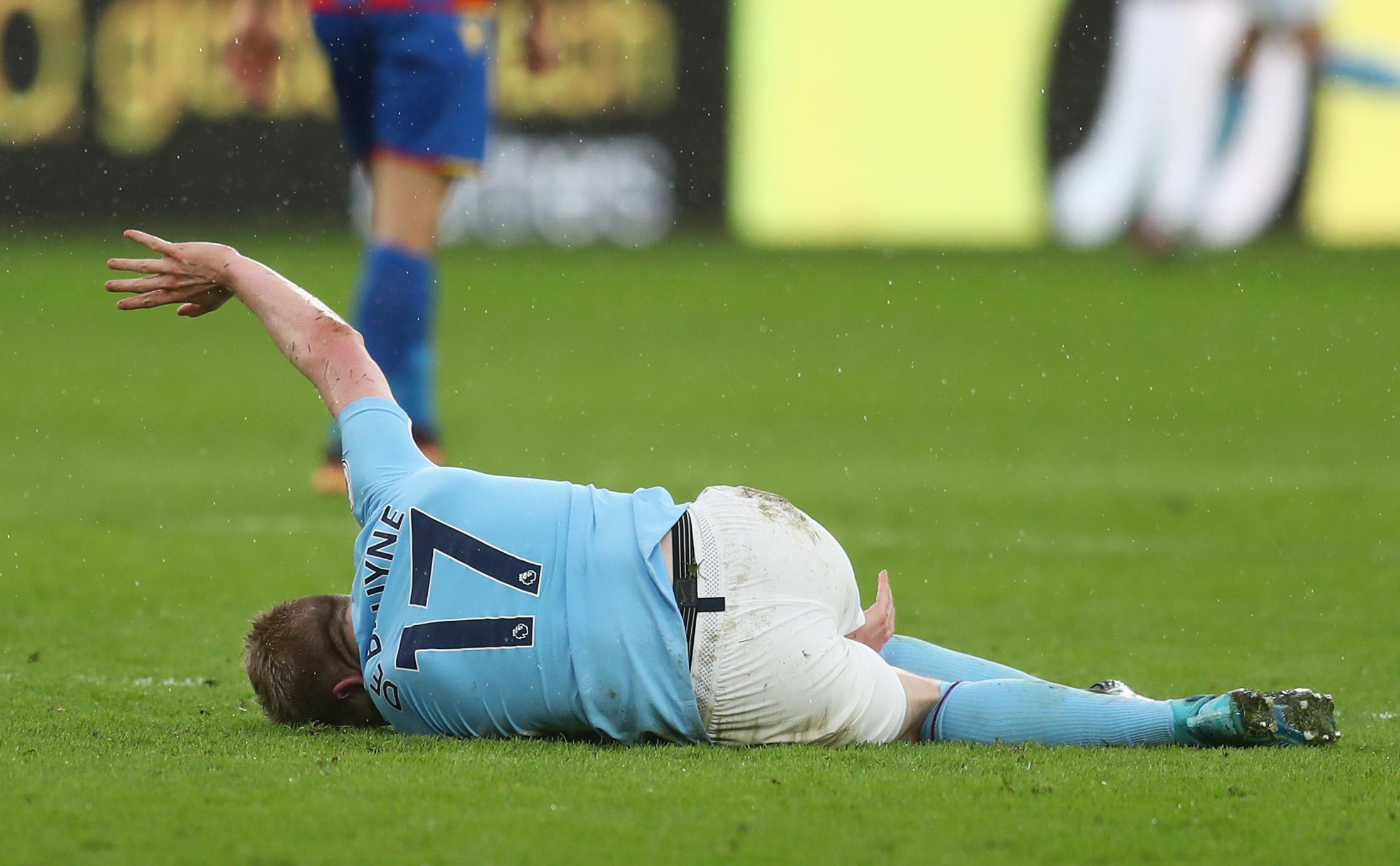 Kevin De Bruyne saat meringis kesakitan di tengah lapangan. Copyright: INDOSPORT