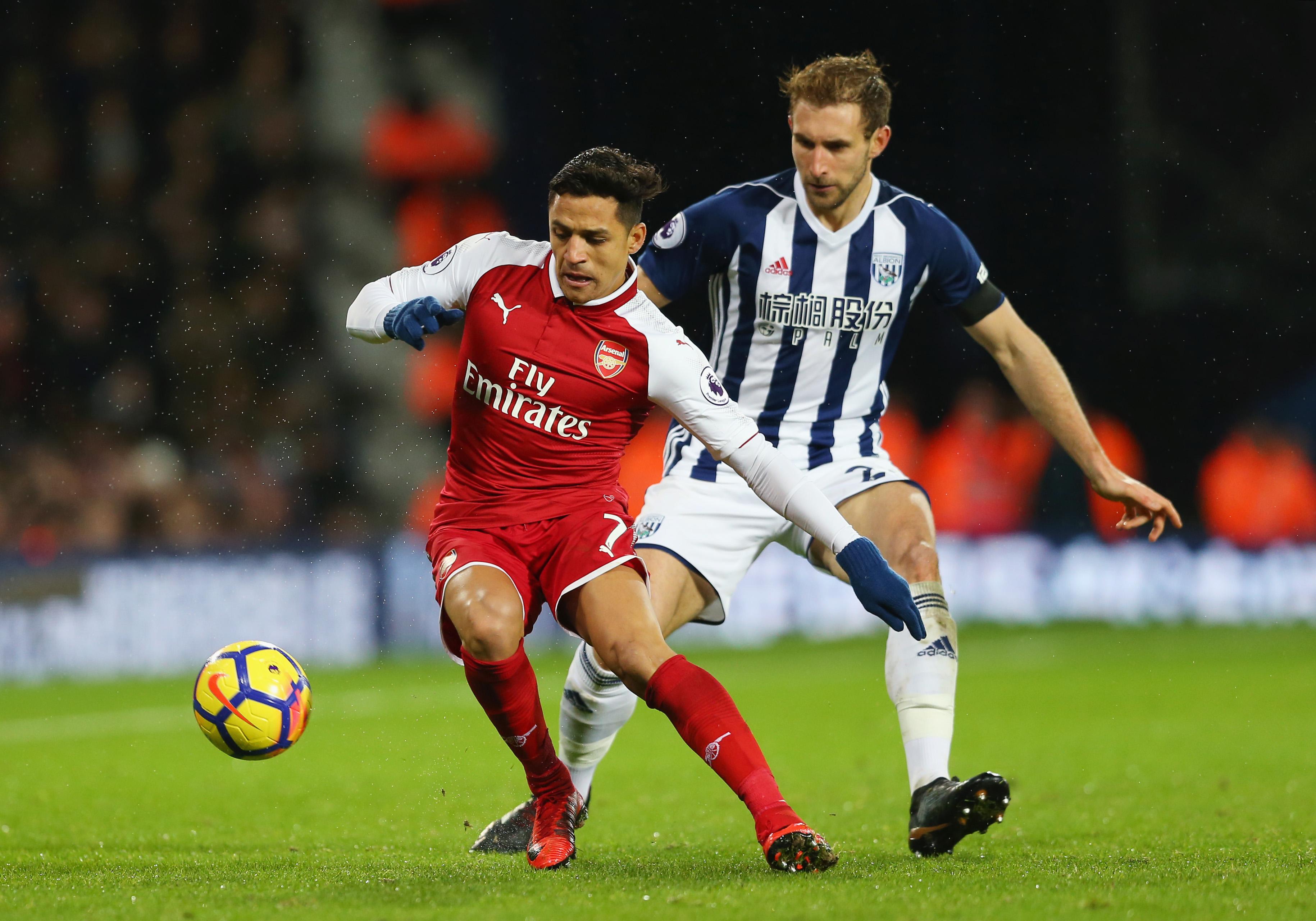 Alexis Sanchez sedang mengontrol bola. Copyright: INDOSPORT