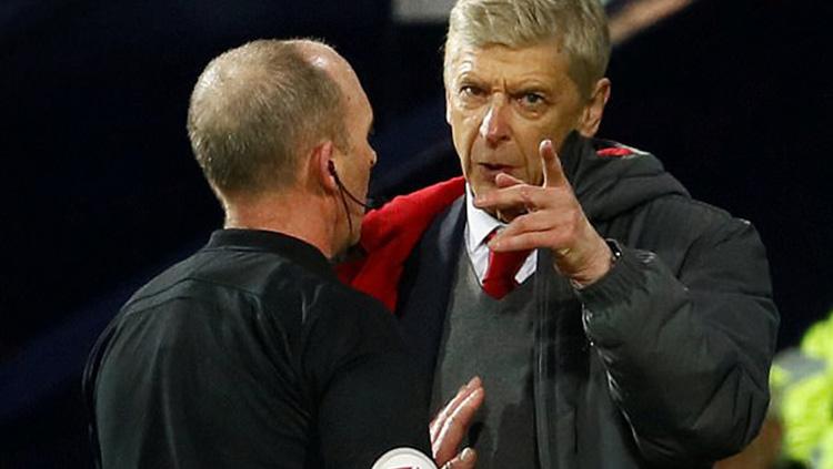 Arsene Wenger saat protes keputusan wasit. Copyright: Daily Mail