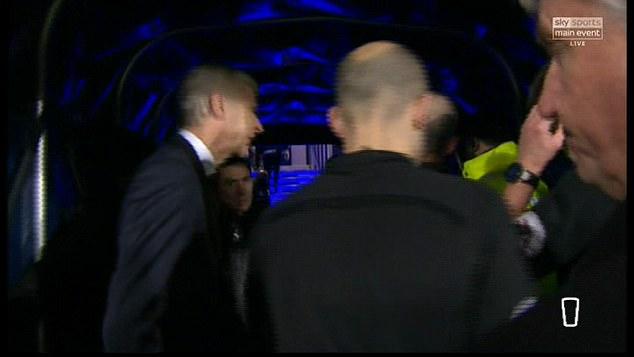 Arsene Wenger saat protes kepada wasit di tunel. Copyright: Daily Mail