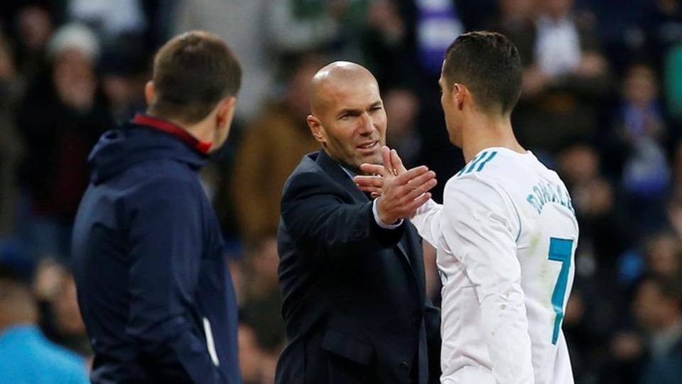 Cristiano Ronaldo saat ditarik keluar lapangan, oleh Zidane. Copyright: Internet