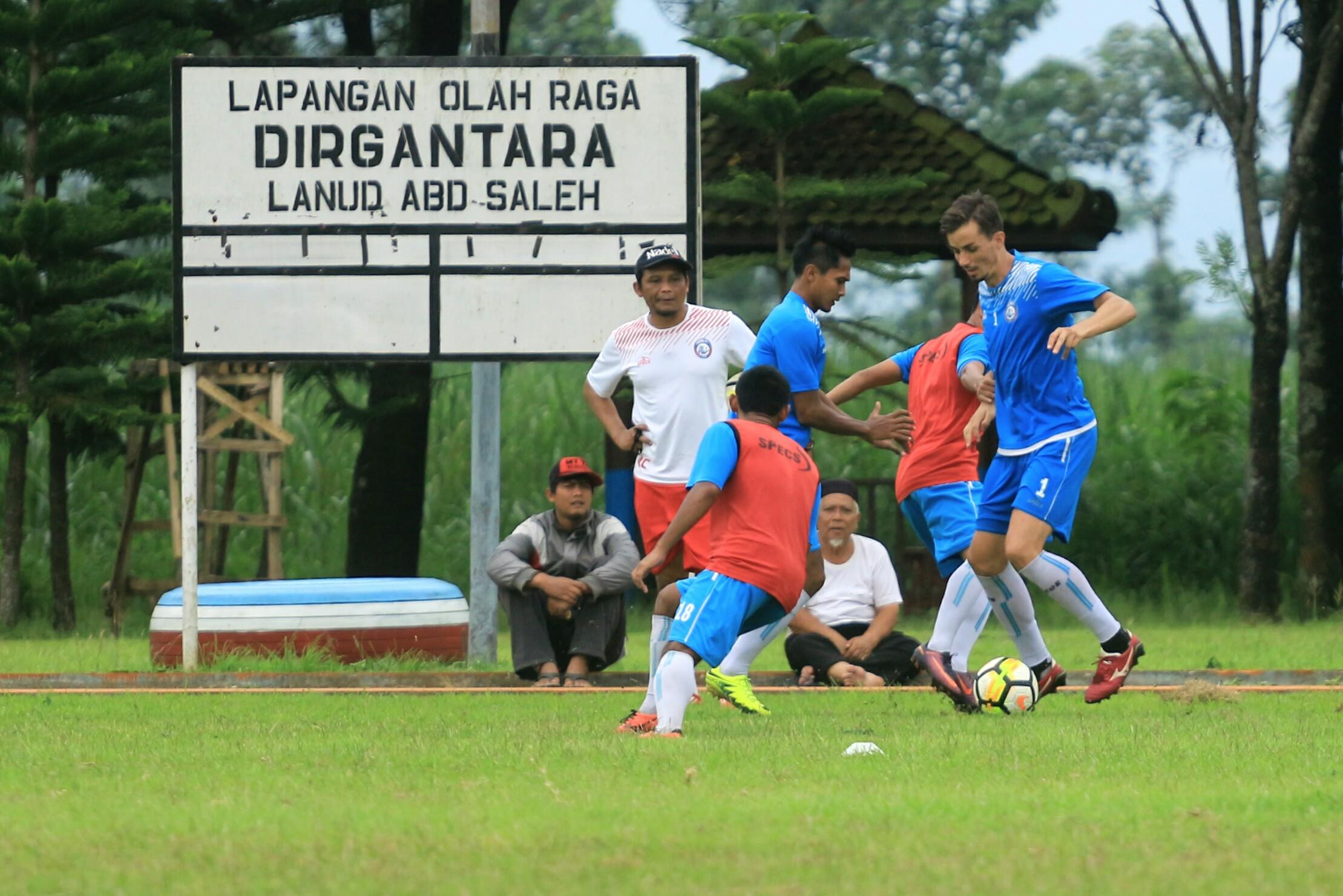 Sesi latihan Arema FC Copyright: INDOSPORT